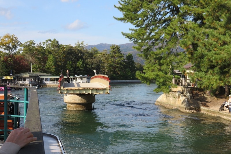 回転する橋
